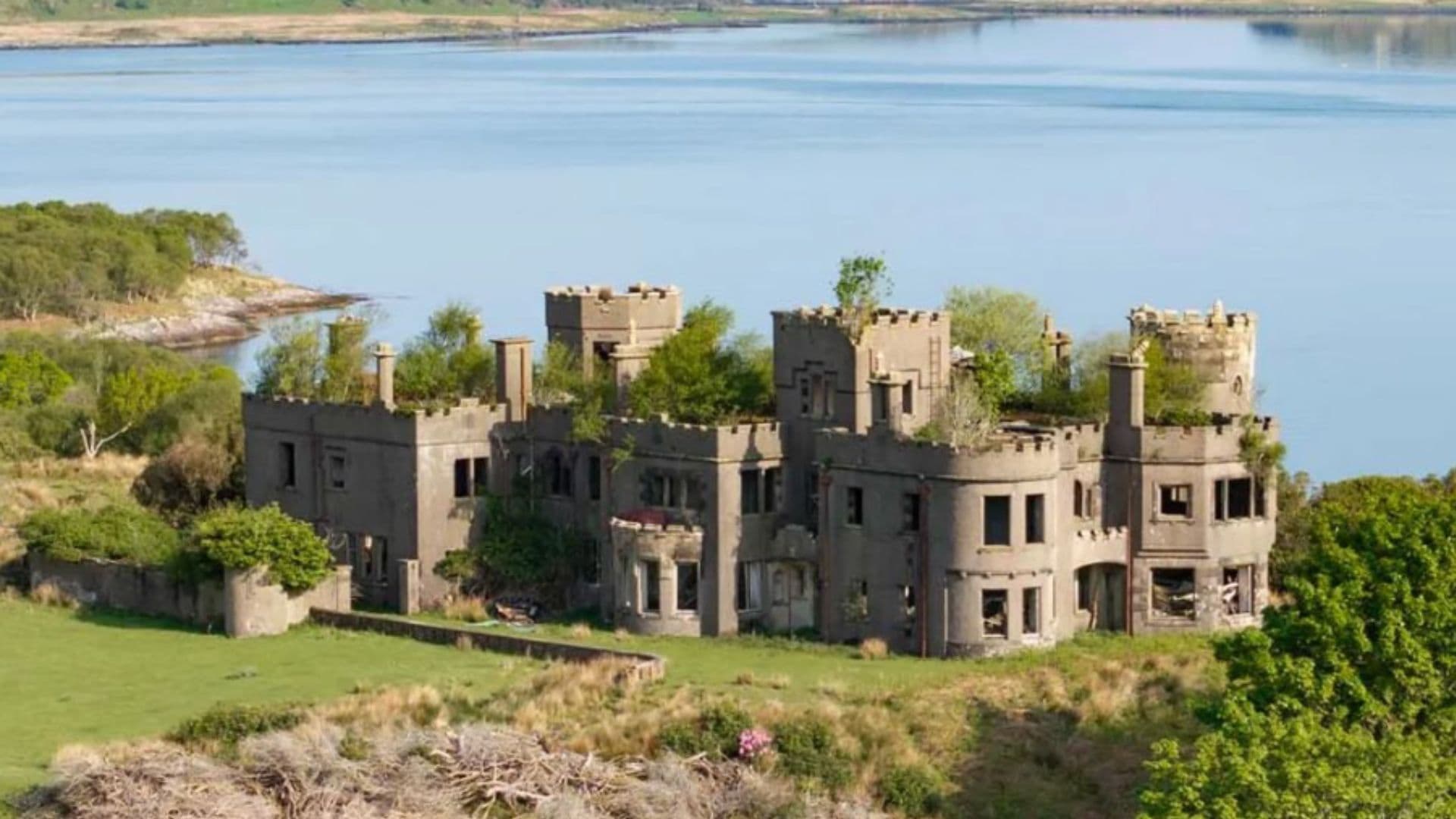 Škótsky ostrov s ruinami hradu na predaj