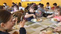 Deti na školskom obede v jedálni obedujú