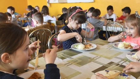 Deti na školskom obede v jedálni obedujú