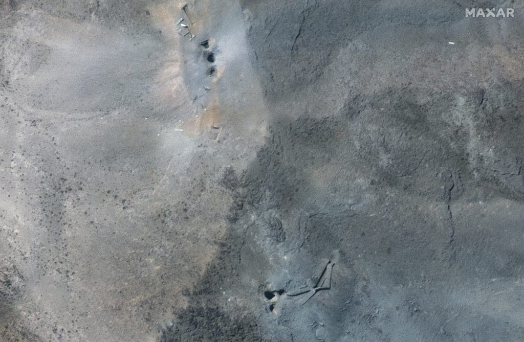 Na satelitnej snímke spoločnosti Maxar Technologies sú diery a krátery poútoku americkej armády na jadrové zariadenie vo Fordo v Iráne po útoku americkej armády v nedeľu 22. júna 2025.