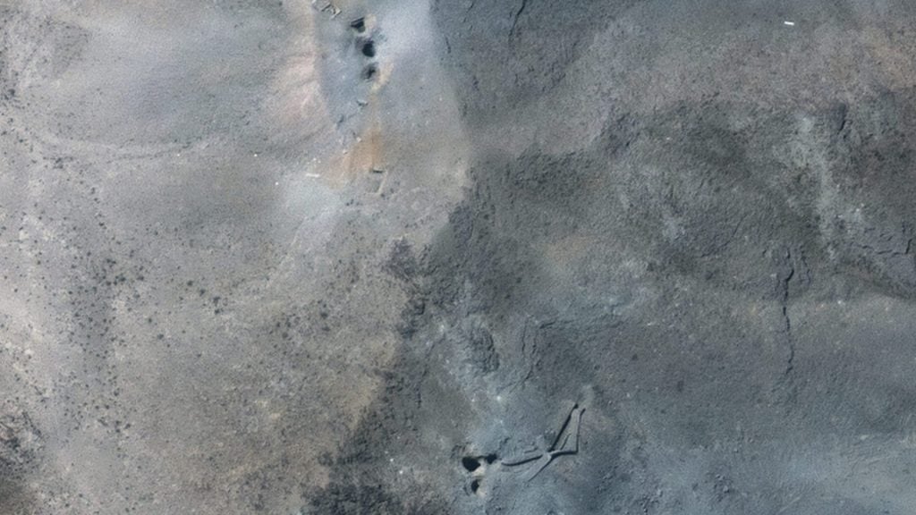 Na satelitnej snímke spoločnosti Maxar Technologies sú diery a krátery poútoku americkej armády na jadrové zariadenie vo Fordo v Iráne po útoku americkej armády v nedeľu 22. júna 2025.