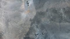 Na satelitnej snímke spoločnosti Maxar Technologies sú diery a krátery poútoku americkej armády na jadrové zariadenie vo Fordo v Iráne po útoku americkej armády v nedeľu 22. júna 2025.