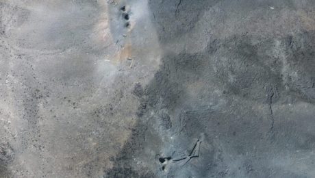 Na satelitnej snímke spoločnosti Maxar Technologies sú diery a krátery poútoku americkej armády na jadrové zariadenie vo Fordo v Iráne po útoku americkej armády v nedeľu 22. júna 2025.