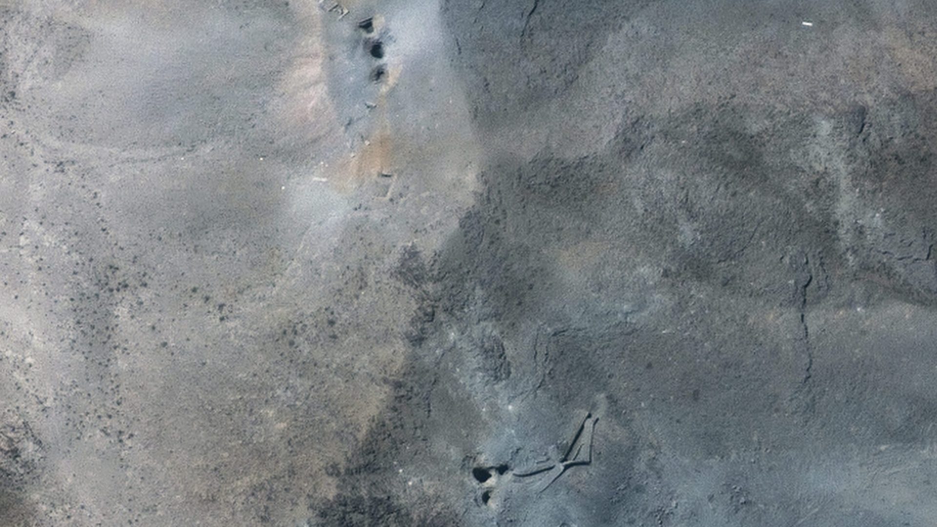 Na satelitnej snímke spoločnosti Maxar Technologies sú diery a krátery poútoku americkej armády na jadrové zariadenie vo Fordo v Iráne po útoku americkej armády v nedeľu 22. júna 2025.