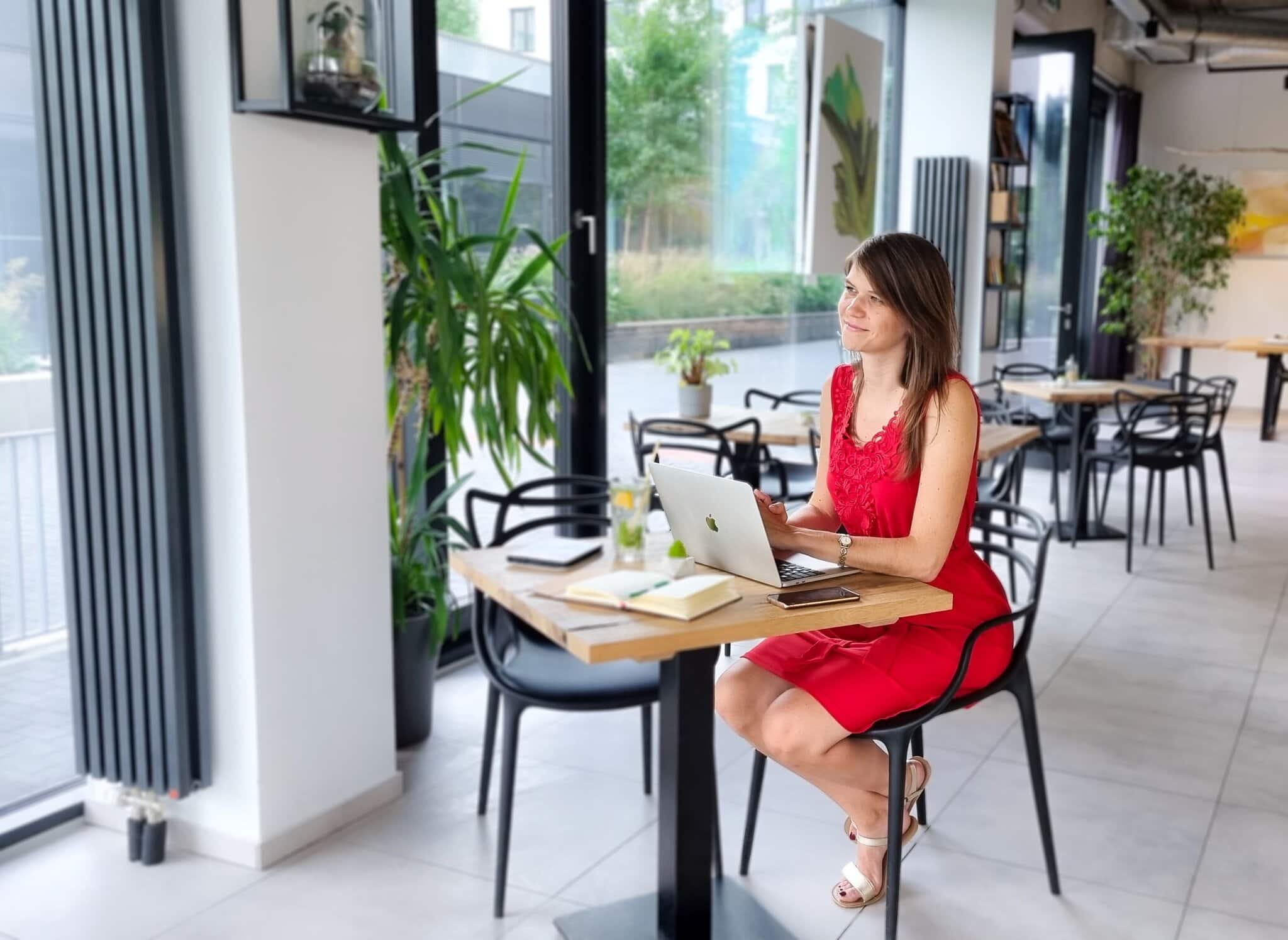 na snimke je ucenie sa jazykov, polyglotka, kaviaren