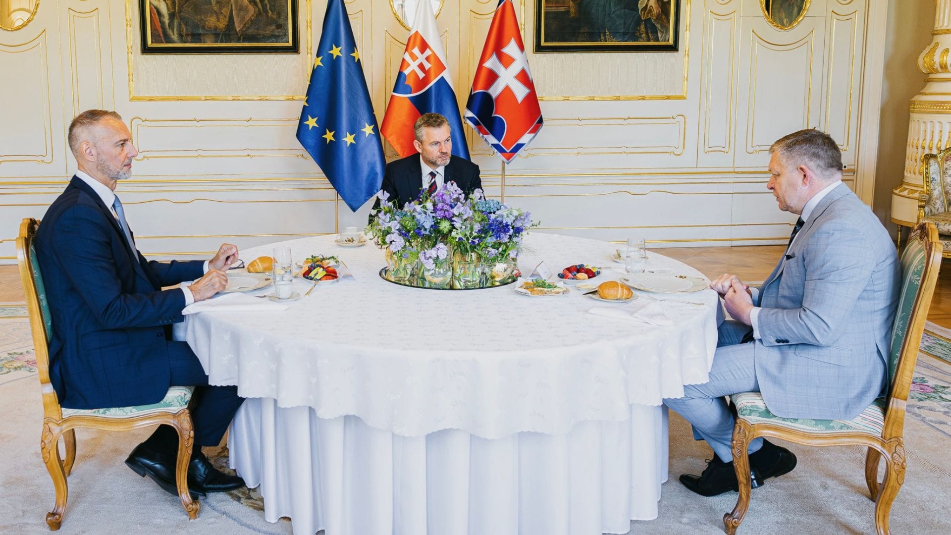 Na snímke zľava: Richard Raši, Peter Pellegrini a Robert Fico.