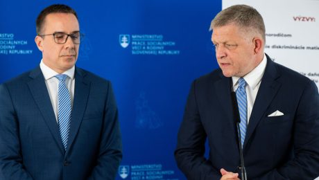 Na snímke minister práce Erik Tomáš a premiér Robert Fico