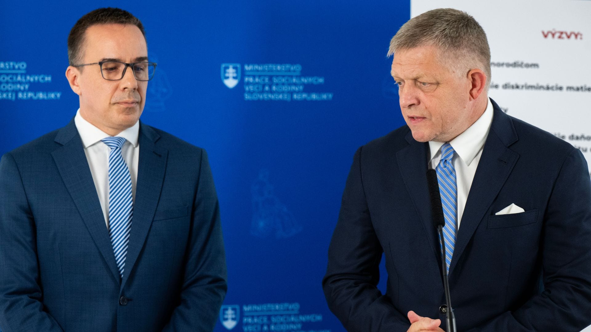 Na snímke minister práce Erik Tomáš a premiér Robert Fico