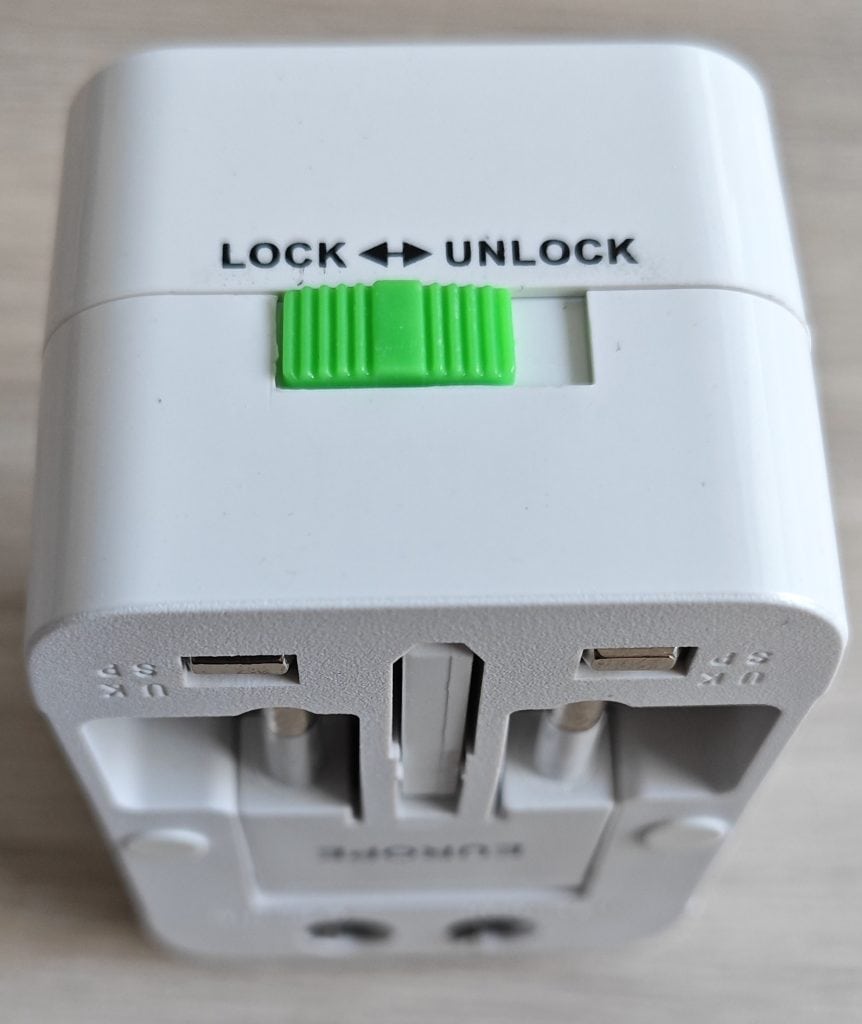 univerzálny cestovný adaptér 3 (NO: 931L)