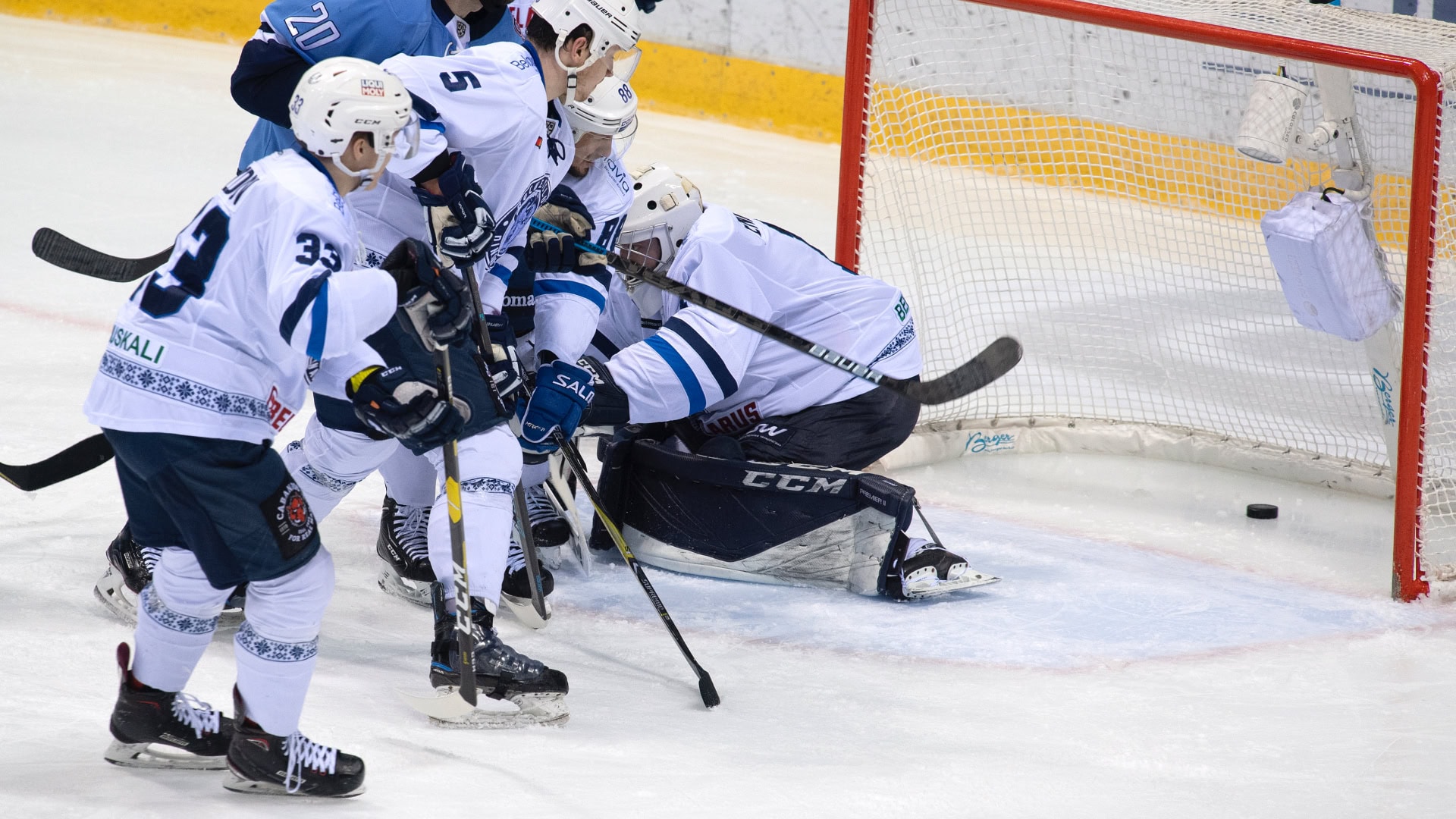 Na snímke vľavo s číslom 20 Jeff Taffe (Slovan) strieľa víťazný gól v zápase hokejovej KHL ŠK Slovan Bratislava - Dinamo Minsk v stredu 13. februára 2019 v Bratislave.