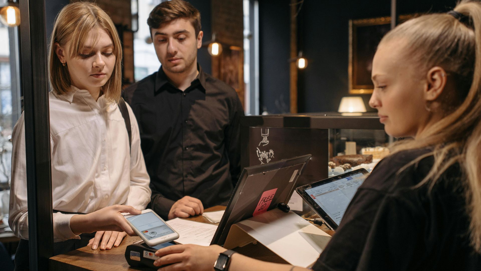 ľudia platia kartou