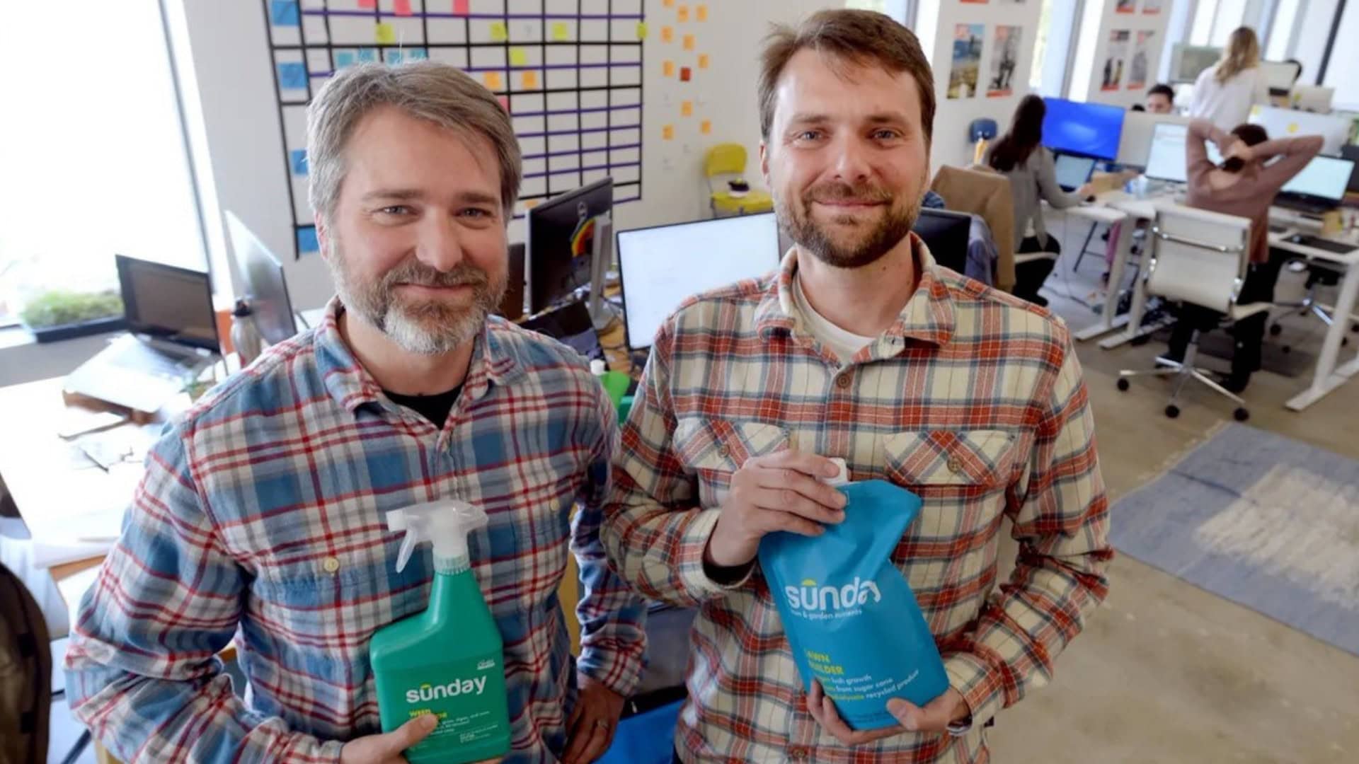 na snimke je Coulter Lewis so svojím bratom Trentom a Sunday Lawn Care