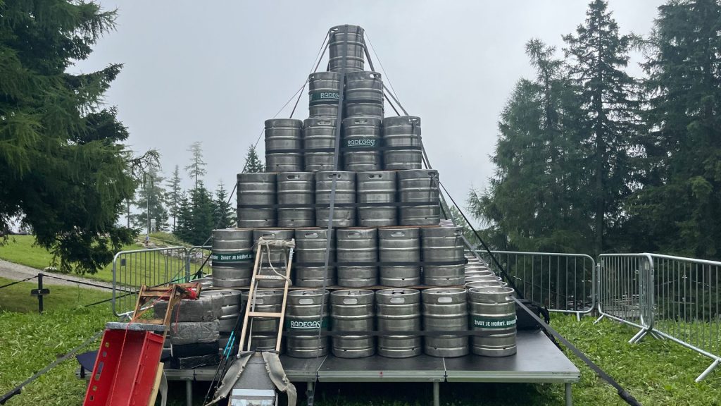 pyramída zo 150 pivných sudov Radegast