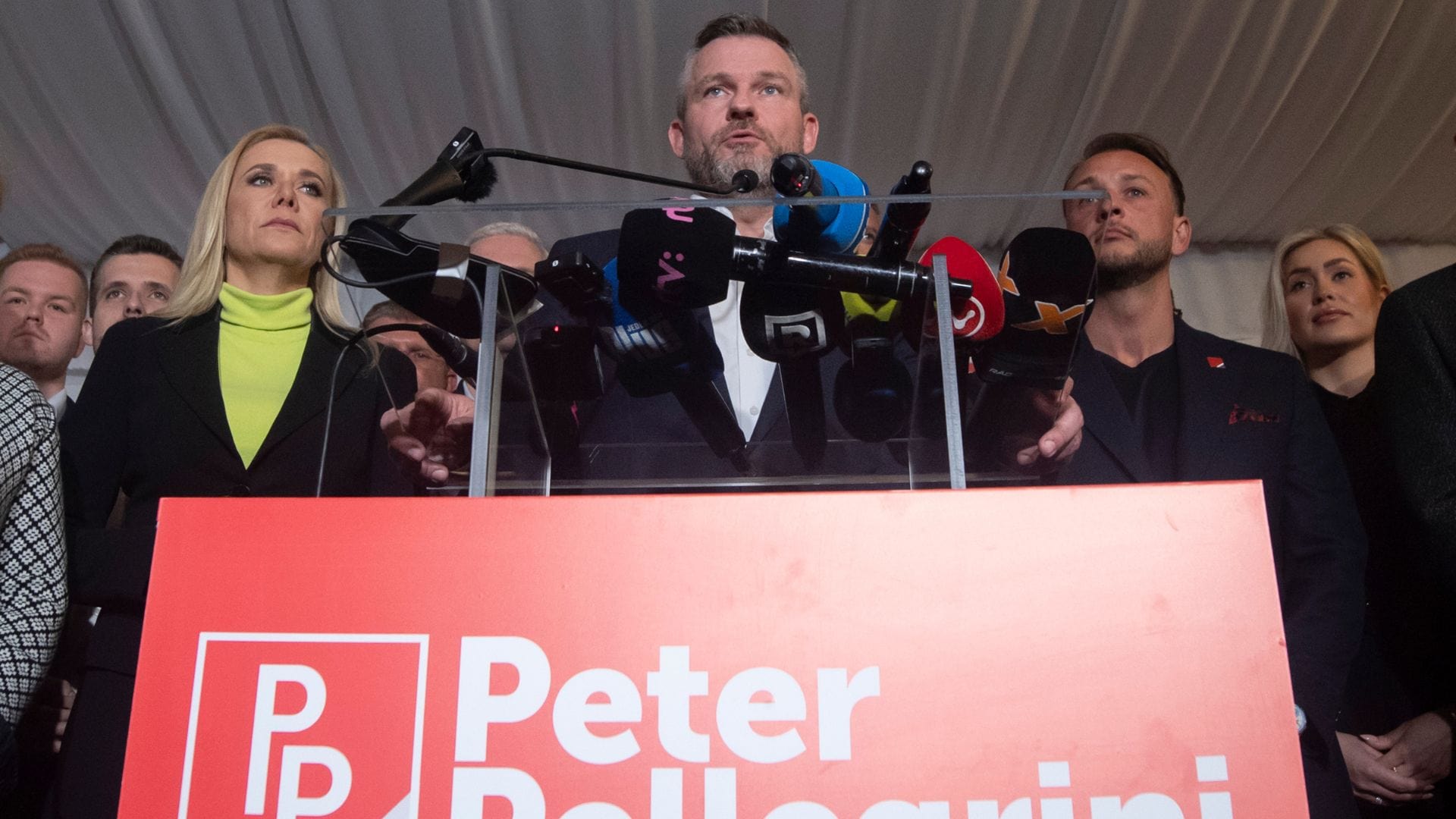 Na snímke Peter Pellegrini, Denisa Saková a Matúš Šutaj Eštok počas prezidentskej noci.