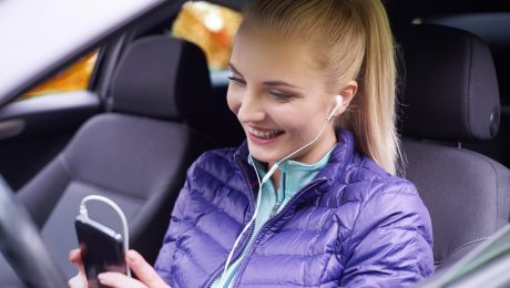 žena počúva hudbu