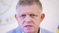 Ficovi v Poprade zrušili prednášku na škole. Na chodníku sa objavili vulgárne nápisy