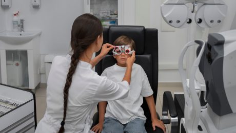 dieťa u lekára na meraní zraku