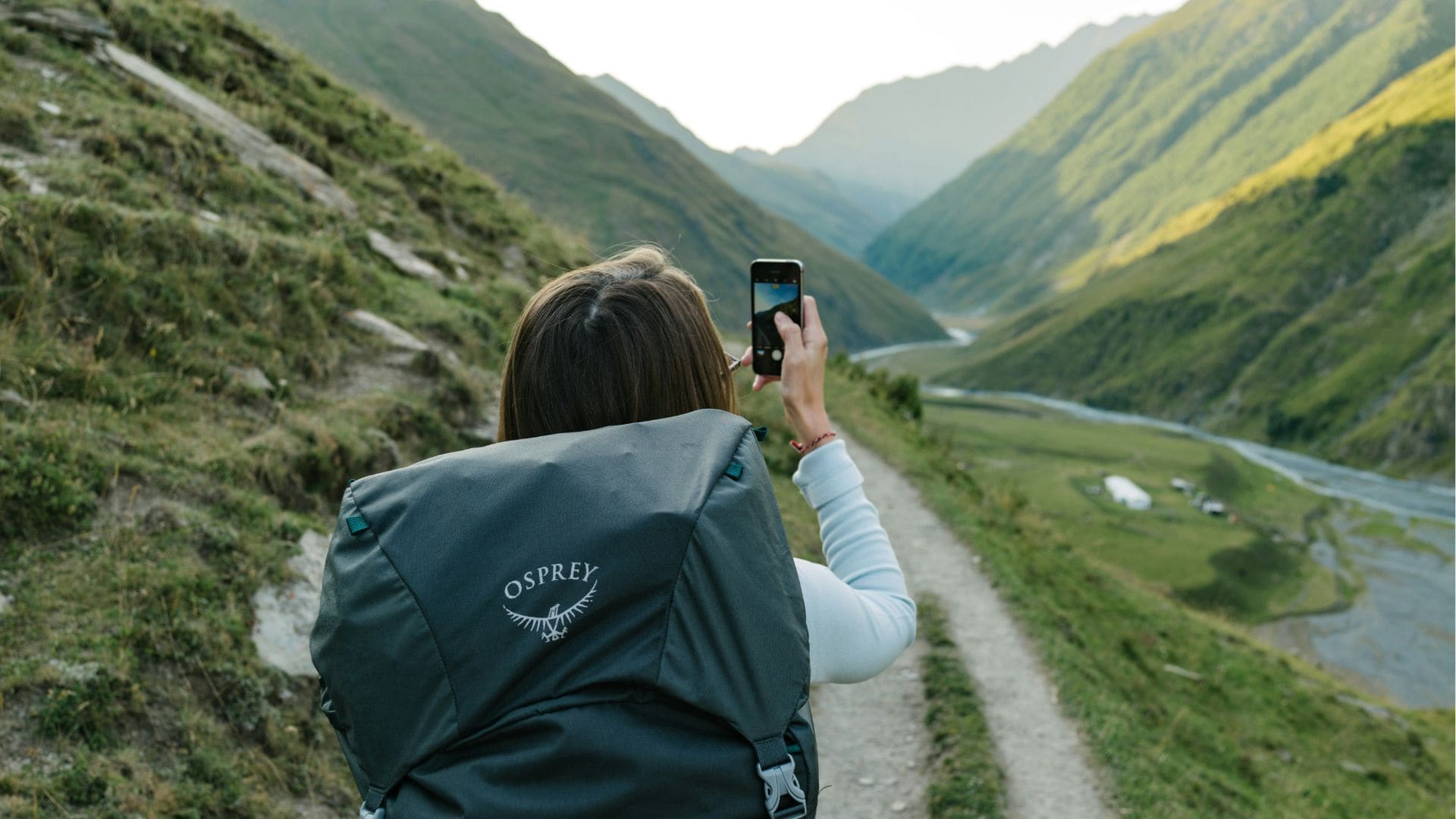 Turistka si fotí prírodu