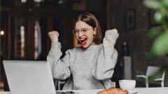 Žena sa teší z úspechu