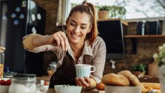 Žena sype škoricu do misky