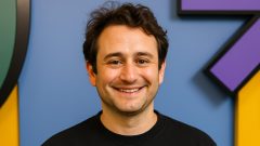 33-ročný mladík stojí