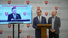 Na snímke exminister Marek Krajčí a poslanec Gábor Grendel v pozadí na obrazovke s Petrom Kotlárom.