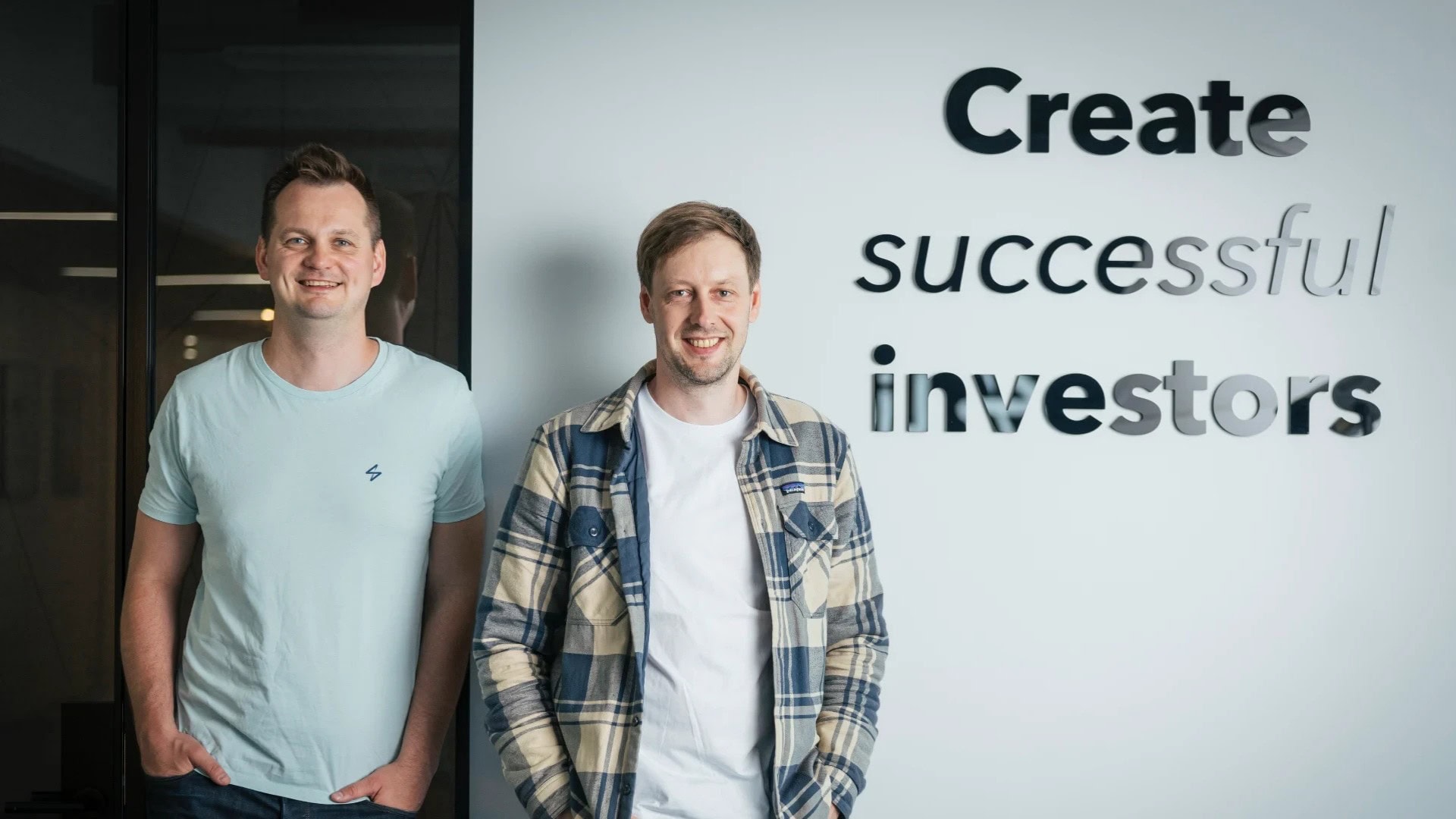 na snimke su zakladatelia lightyear