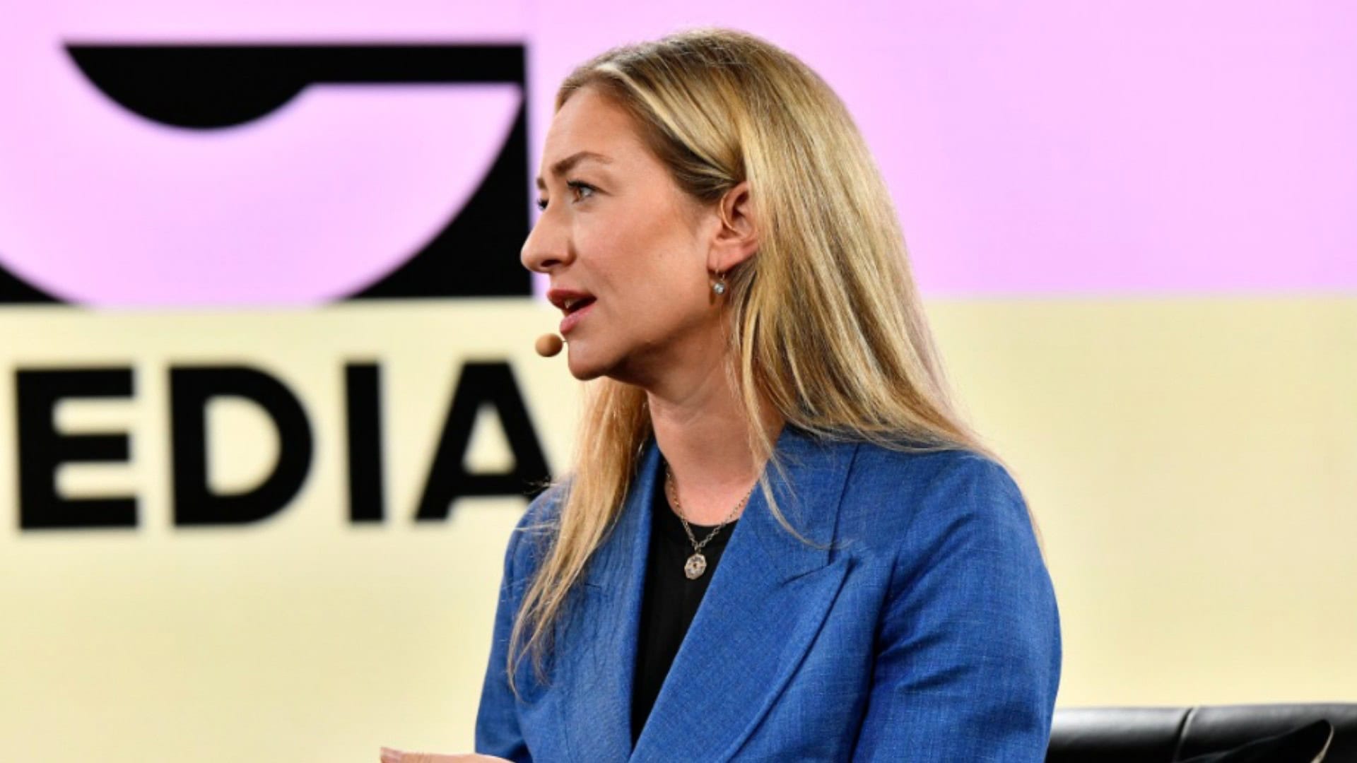 na snimke je Whitney Wolfe Herd