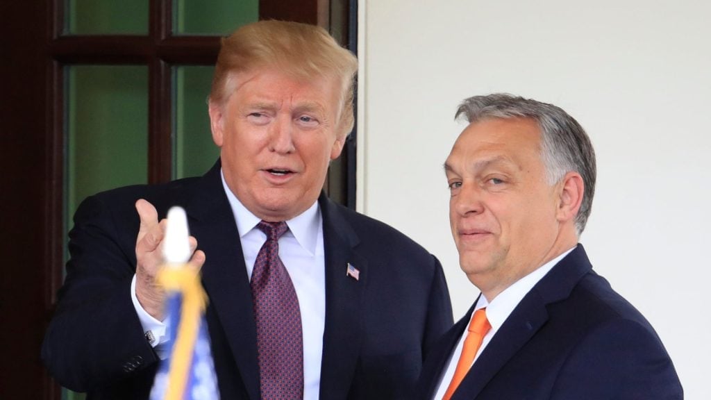 Na snímke prezident USA Donald Trump a premiér Maďarska Viktor Orbán.