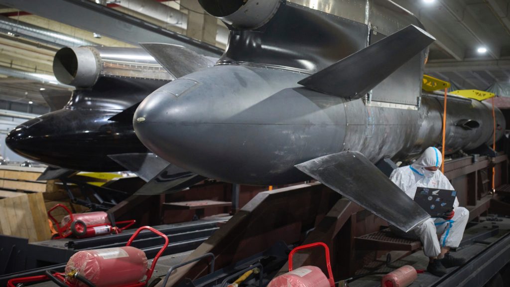 Tajná továreň Fire Point na výrobu rakiet Flamingo a dronov