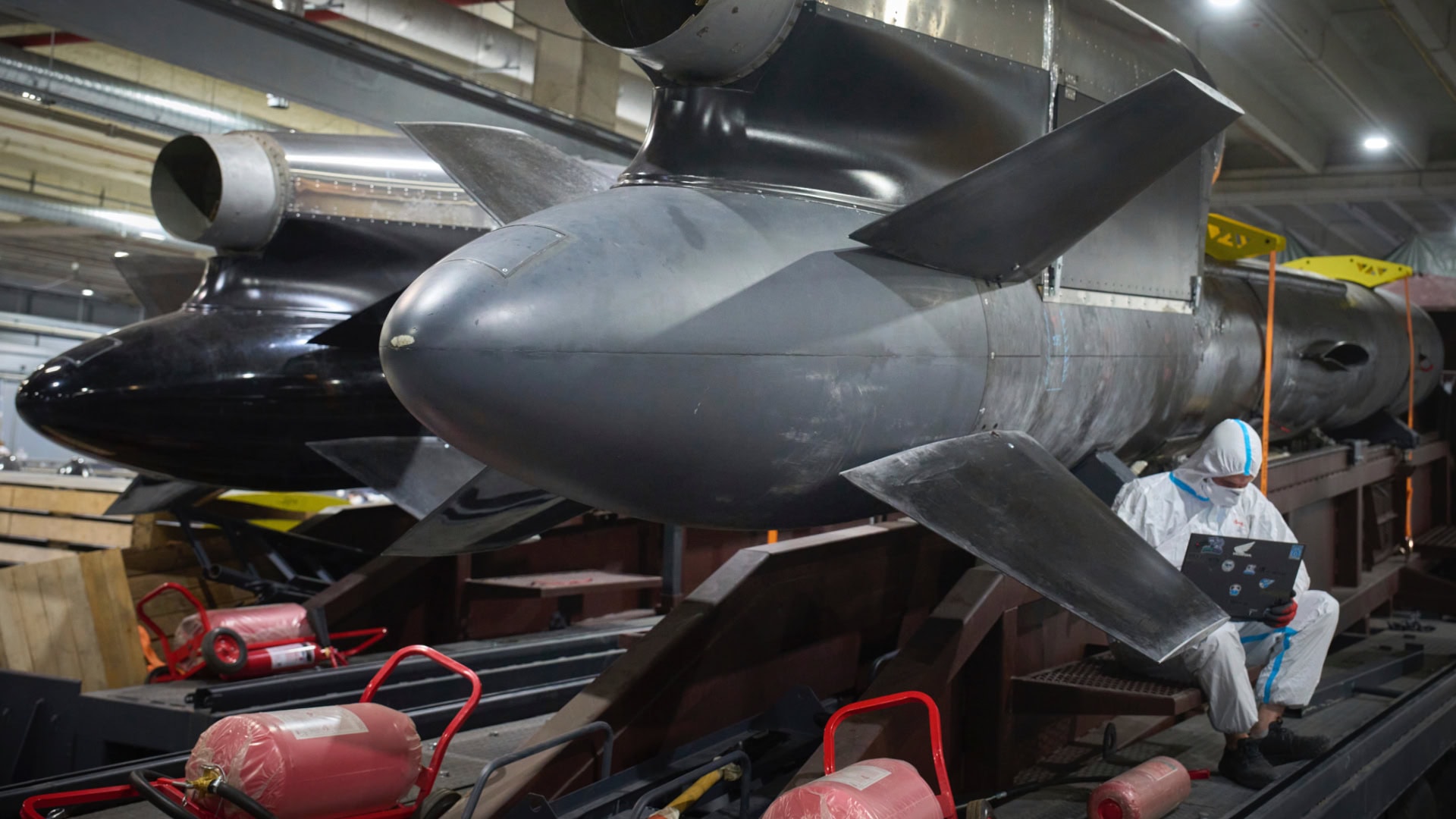 Tajná továreň Fire Point na výrobu rakiet Flamingo a dronov