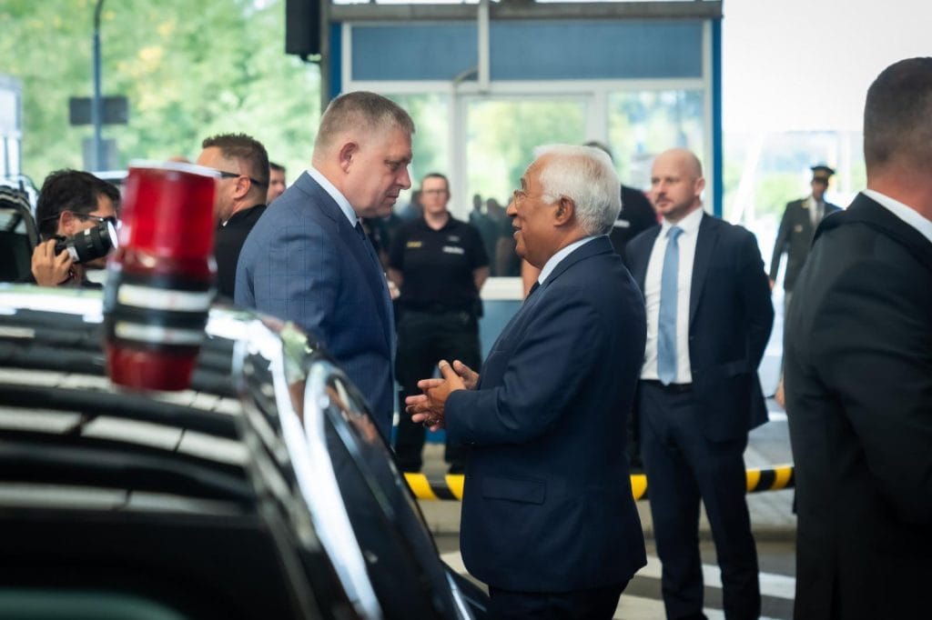 Na snímke predseda Európskej rady António Costa (uprostred vpravo) a slovenský premiér Robert Fico poèas stretnutia na hraniènom priechode Vyné Nemecké v piatok 5. septembra 2025. Fico sa s Costom stretol pred plánovaným stretnutím s ukrajinským prezidentom Volodymyrom Zelenským v Uhorode. Má ís o prvé bilaterálne stretnutie Fica so Zelenským na Ukrajine.