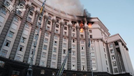 Dym stúpajúci zo strechy budovy, kde sídli ukrajinská vláda.