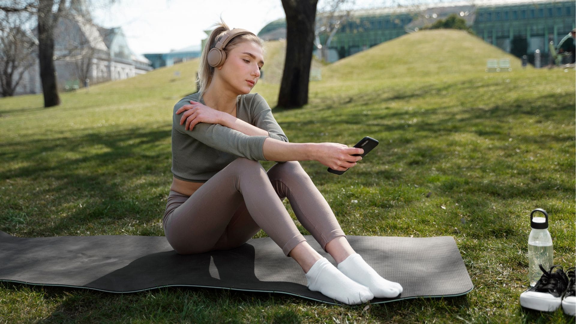 žena sedí na podložke v prírode