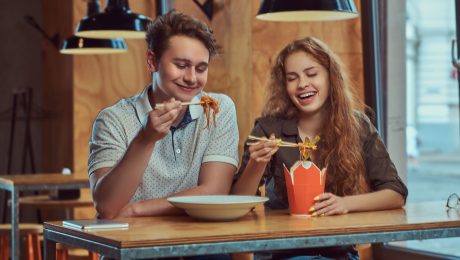 Muž a žena jedia rezance