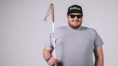 Nevidiaci rekordman pomáha