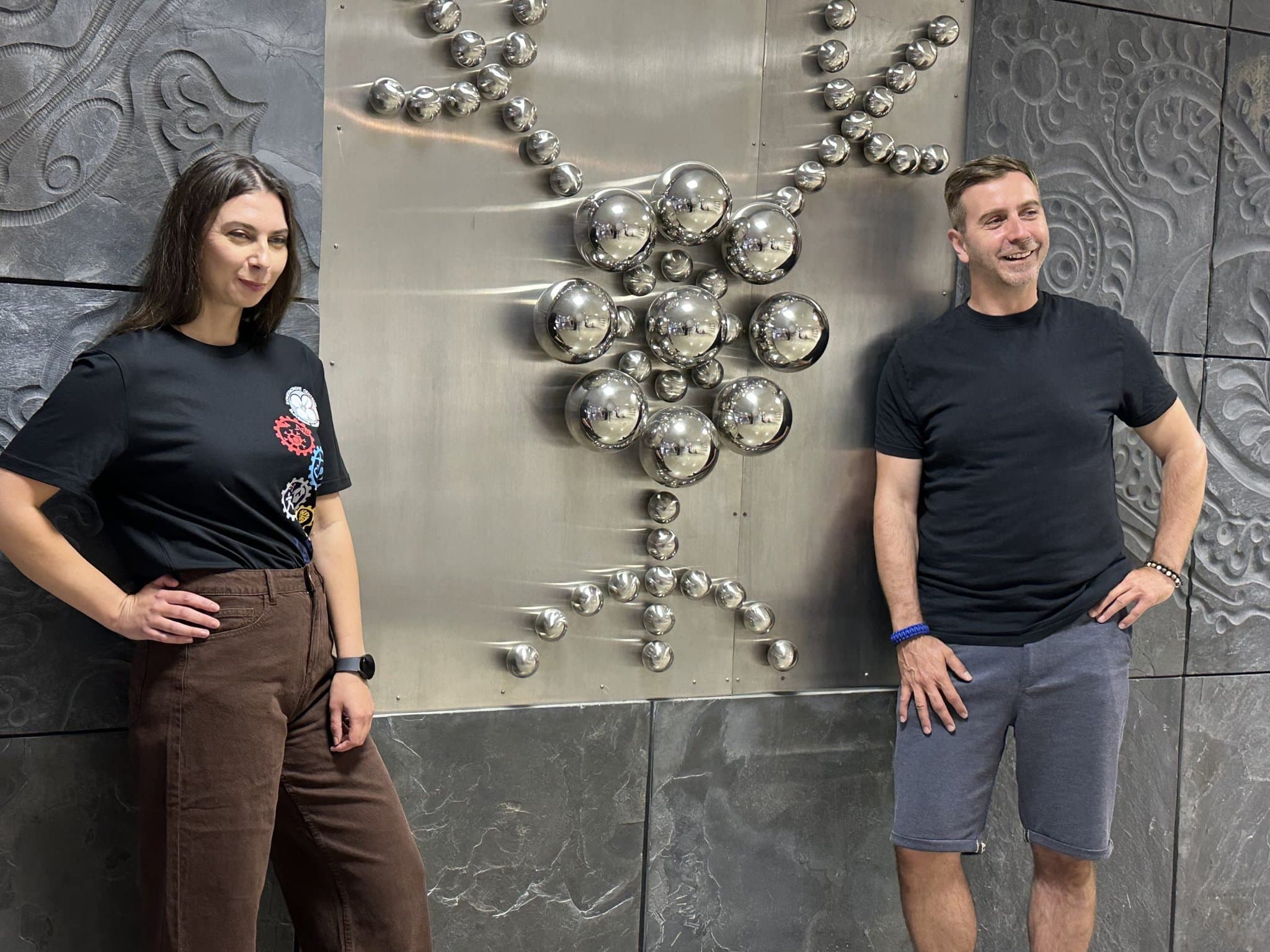 RNDr. Viktória Čabanová, PhD. a herec Števo Martinovič v hale SAV BMC s "vírusom"