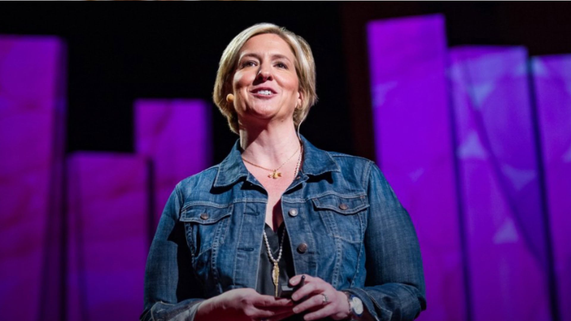 na snimke je motivacna recnicka Brene Brown