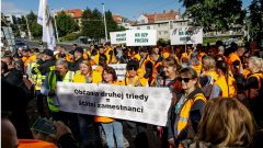 Na snímke odborári 17. septembra 2025 počas protestu proti konsolidačnému balíčku pred NR SR.