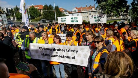 Na snímke odborári 17. septembra 2025 počas protestu proti konsolidačnému balíčku pred NR SR.