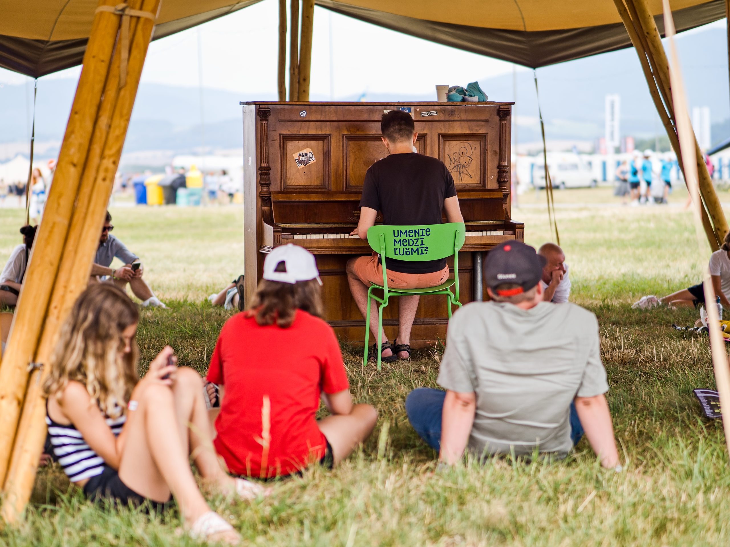 na snimke je klavirista, trencin
