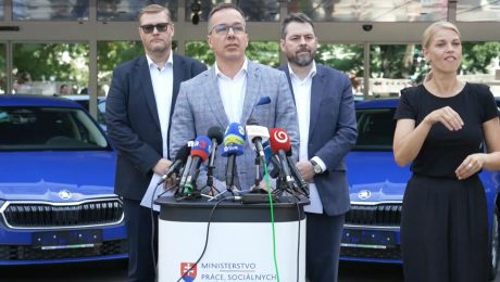 Na snímke Minister práce, sociálnych vecí a rodiny SR Erik Tomáš. (v strede)