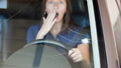 žena a prasknuté čelné sklo