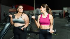 ženy rozdielnej váhy na obrázku cvičia