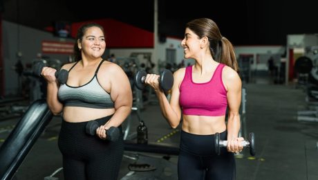 ženy rozdielnej váhy na obrázku cvičia