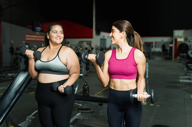 ženy rozdielnej váhy na obrázku cvičia