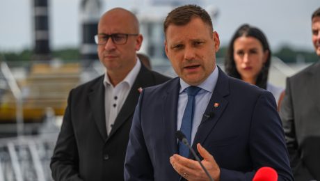 Na snímke zľava minister dopravy a výstavby SR Jozef Ráž ml. (nominant Smer-SD) a podpredseda vlády a minister životného prostredia SR Tomáš Taraba (nominant SNS)