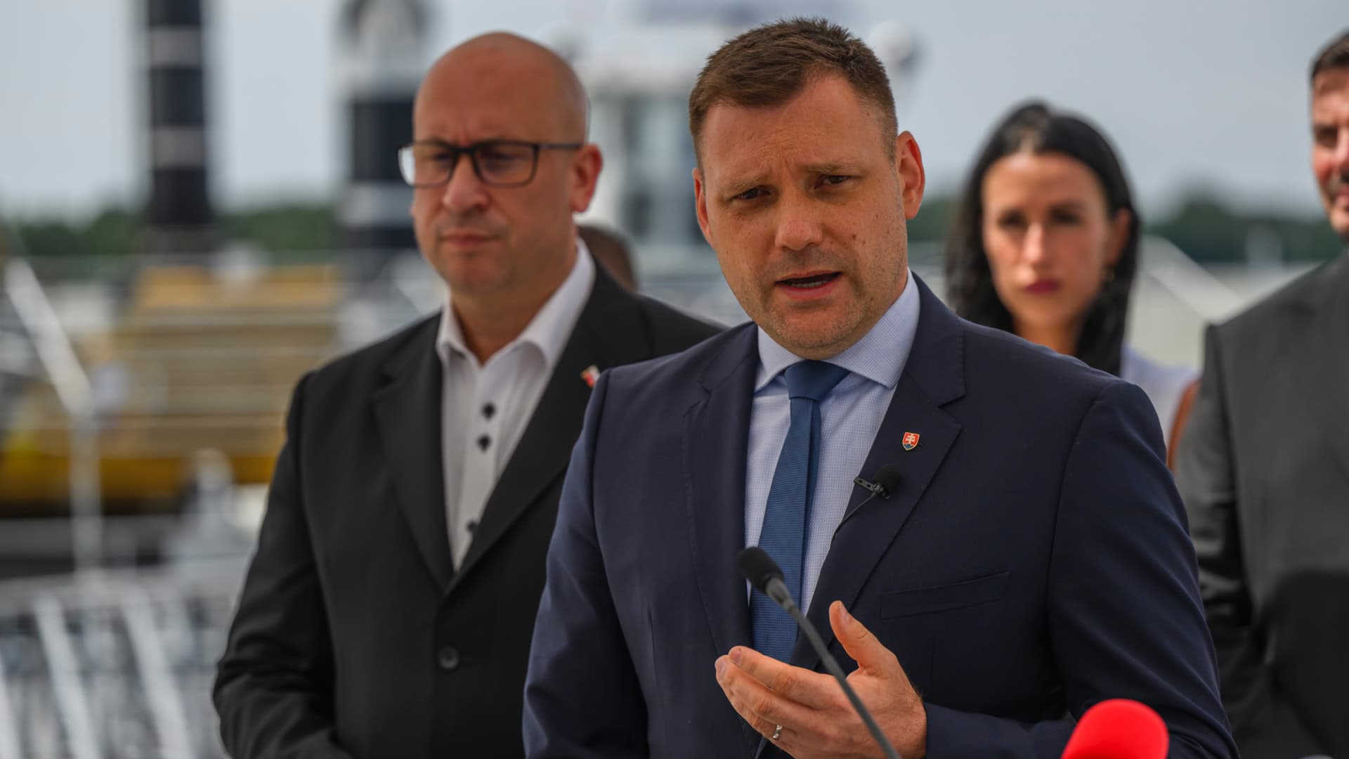 Na snímke zľava minister dopravy a výstavby SR Jozef Ráž ml. (nominant Smer-SD) a podpredseda vlády a minister životného prostredia SR Tomáš Taraba (nominant SNS)