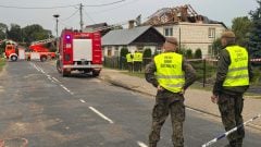 Na snímke strecha obytného domu, ktorú poškodili úlomky jedného z ruských dronov v poľskej obci Wyryki v Lublinskom vojvodstve vo štvrtok 11. septembra 2025.