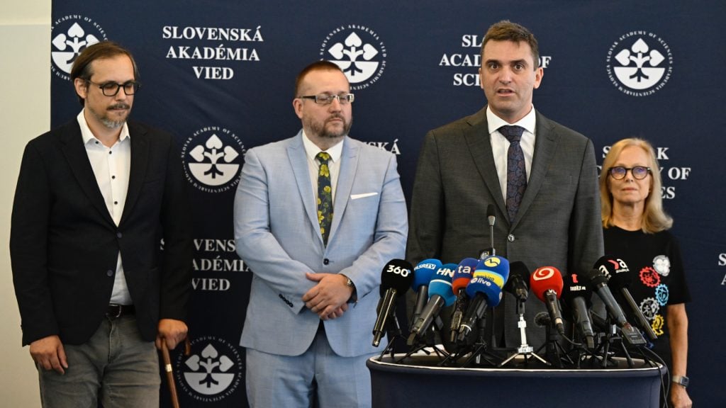 Na snímke sprava generálna riaditeľka Biomedicínskeho centra SAV Silvia Pastoreková, predseda Slovenskej akadémie vied Martin Venhart, rektor Univerzity Komenského Marek Števček a riaditeľ Štátneho ústavu pre kontrolu liečiv Roman Dorčík počas tlačovej konferencie Slovenskej akadémie vied o výsledkoch analýzy mRNA vakcín vo štvrtok 4. septembra 2025 v Biomedicínskom centre SAV v Bratislave.